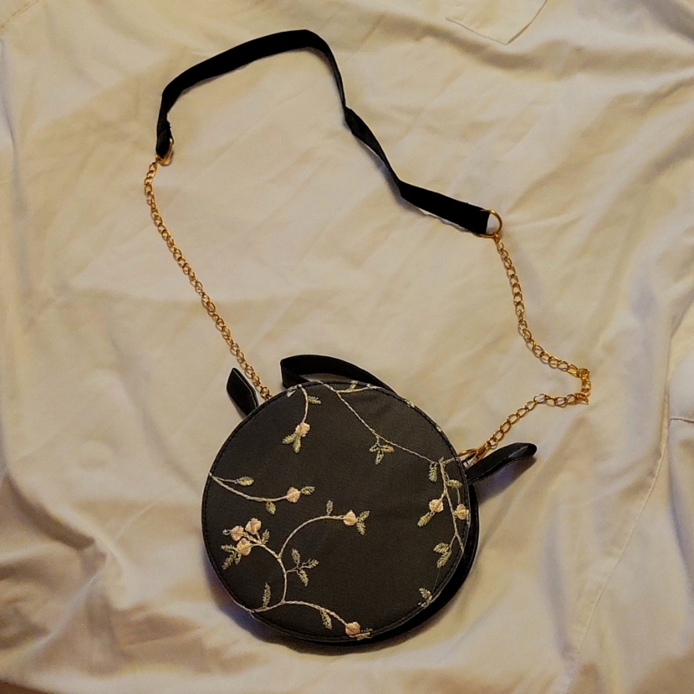 Crossbody Chain Purse. Black